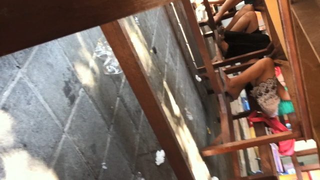 Ngintip Di Kolong Meja Rumah Makan